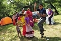Des Roms de Roumanie participent à une célébration dans le village de Costesti, à l'ouest de Bucarest.（Staff: DANIEL MIHAILESCU / 2010 AFP）  