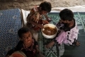  Des enfants pakistanais（Stringer: ASIF HASSAN / 2010 AFP）  