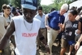  L'ex-président et envoyé spécial des États-Unis pour Haïti, Bill Clinton, visite un camp à Port-au-Prince. （Staff: THONY BELIZAIRE / 2010 AFP）  