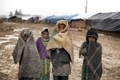 es enfants afghans déplacés de la province de Helmand vivent dans des abris près de Kaboul.（Stringer: SHAH MARAI / 2010 AFP）  