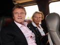 L’ancien ministre français des Affaires étrangères Bernard Kouchner (gauche) accompagné de son épouse, la journaliste Christine Ockrent (Michel Gangne/AFP/Getty Images).（攝影:  / 大紀元）  