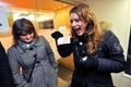 Une Estonienne obtient son premier billet d'euro d’un guichet automatique le 1er janvier à Tallinn（Stringer: AFP / 2011 AFP）  