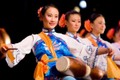 Une danseuse jouant du tambourin de ceinture dans un spectacle de Shen Yun Performing Arts International Company. (Photo avec l'aimable autorisation de Shen Yun Performing Arts/La Grande Époque)（攝影:  / 大紀元）  