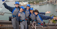 Des danseurs et musiciens de Shen Yun Performing Arts International Company réalisent leur souhait et grimpent courageusement jusqu’au sommet du Pont du Port de Sydney (Henry Lam/La Grande Époque)（攝影:  / 大紀元）  