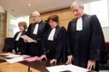 Des magistrats lisent une proposition visant à ajourner les audiences non urgentes, à la Cour d'Appel de Rennes le 8 février. (Damien Meyer/Getty Images)（攝影:  / 大紀元）  