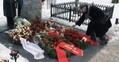 Une femme dépose des fleurs sur la tombe de l'ex-premier ministre suédois Olof Palme（攝影:  / 大紀元）  
