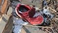 Une chaussure d'enfant（Staff: MIKE CLARKE / 2011 AFP）  