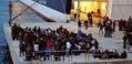 Des immigrants tunisiens attendent d'être transférés hors de l'île italienne de Lampedusa le 30 mars 2011.（Staff: ALBERTO PIZZOLI / 2011 AFP）  