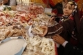 Une fille achète des galettes dans un marché du Caire. （Stringer: AFP / 2011 AFP）  
