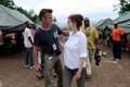 Sean Penn accueille Susan Sarandon en avril 2010 dans un camp pour personnes déplacées à Haïti,（Staff: Kevork Djansezian / 2010 Getty Images）  