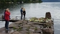 Des fleurs sont déposées sur les rives du lac Tyrifjorden, en Norvège,（Stringer: JONATHAN NACKSTRAND / 2011 AFP）  