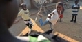 Des enfants du Malawi jouent dans la rue.（攝影:  / 2011 AFP）  