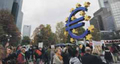 Le rassemblement u00abOccupy Frankfurt» inspiré de u00abOccupy Wall Street» en signe de protestation contre le système financier le 29 octobre 2011 à Francfort sur le Main en Allemagne. (Daniel Roland/AFP/Getty Images)（攝影:  / 大紀元）  
