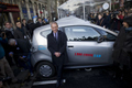 PARIS, France. Lundi 5 décembre, le maire de Paris, Bertrand Delanoë, pose devant la BlueCar électrique d’Autolib’ (FRED DUFOUR/AFP/Getty Images)（Staff: FRED DUFOUR / 2011 AFP）  