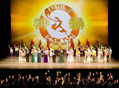 L’orchestre Shen Yun joue au rythme de l’histoire et de la danse sur la scène et ne se focalise pas exclusivement sur sa propre performance. La photo montre la scène finale de la représentation du 7 janvier de cette année au Lincoln Center, à Manhattan (Larry Dai/The Epoch Times)（攝影:  / 大紀元）  
