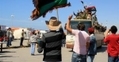 Des Libyens célèbrent le passage d'un contingent de rebelles.（攝影:  / 大紀元）  