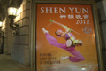 Une affiche annonçant le spectacle Shen Yun à New York. (NTD TV)（攝影:  / 大紀元）  