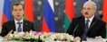 Le président du Belarus, Alexander Loukachenko (à droite), le 25 novembre 2011 à Moscou lors d’une réunion avec le président russe Dmitri Medvedev. Au Belarus, les cyber-citoyens devront maintenant s’acquitter d’une amende chaque fois qu’ils se rendront sur un site étranger. （Stringer: DMITRY ASTAKHOV / 2011 AFP）  