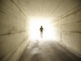 De nombreuses personnes ayant été proches de la mort ont expérimenté la traversée d'un tunnel de lumière.（攝影:  / 大紀元）  