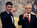 Le président croate Ivo Josipovic (à droite) et le premier Ministre Zoran Milanovic portent un toast au Parlement croate à Zagreb le 22 janvier dernier, après que le pays ait répondu u00aboui» au référendum pour rejoindre l’Union européenne. （Staff: HRVOJE POLAN / 2012 AFP）  