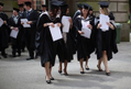 Des étudiants de l’université de Birmingham reçoivent leurs diplômes. (Christopher Furlong/Getty Images)（Staff: Christopher Furlong / 2011 Getty Images）  