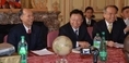 Lin Sheng-chung (au centre), Vice-ministre de l’Économie taïwanais, aux côtés du représentant taïwanais en France, Michel Lu (à gauche) lors d’une conférence de presse le 20 février 2012 à Paris.（攝影:  / 大紀元）  