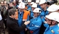 Nicolas Sarkozy annonce le contrat de redémarrage temporaire de l’activité de la raffinerie Petroplus à Petit-Couronne près de Rouen le 24 février 2012. (Kenzo Tribouillard/AFP/Getty Images)（Stringer: KENZO TRIBOUILLARD / 2012 AFP）  