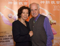 Elza Daniel et son époux assistant à Shen Yun Performing Arts au Kennedy Center de Washington.（攝影:  / 大紀元）  