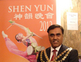 Le Conseiller Amritpal Singh Mann, maire de la circonscription de Londres de Hounslow, après avoir assisté à la seconde représentation de Shen Yun Performing Arts au Coliseum de Londres.（攝影:  / 大紀元）  
