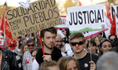 Deux jeunes hommes portent des pancartes où l’on peut lire u00abSolidarité entre les gens, pas entre les banques» et u00abJustice» lors d’une journée de grève nationale à Madrid le 29 mars 2012.（Stringer: DANI POZO / 2012 AFP）  