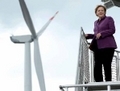 La chancelière allemande Angela Merkel sur une plate-forme éolienne, lors de sa visite en août 2010 au parc éolien de Krempkin. À la suite de la décision de l’Allemagne d’en finir avec sa dépendance au nucléaire, Munich cherche à faire de l’énergie éolienne sa principale source d’énergie.（攝影:  / 大紀元）  