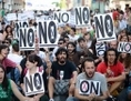 Des étudiants manifestent contre des réductions budgétaires dans l’éducation causées par la crise, le 10 mai 2012 à Madrid.（Stringer: DANI POZO / 2012 AFP）  
