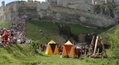 Des visiteurs profitent du festival d’été dans un château proche du village de Beckov en Slovaquie, le 15 juillet 2007. Le projet de restauration du château a pu avancer grâce à un don du ministère de la Culture slovaque.（攝影:  / 大紀元）  