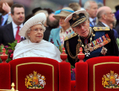La Reine Élisabeth et le Prince Philippe, Duc d’Edimbourg debout à bord du chaland royal l’Esprit de Chartwell, pendant le jubilé de diamant organisé sur la Tamise, le 3 juin, à Londres. （攝影: JOHN STILLWELL / 2012 AFP）  