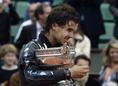 Rafael Nadal, célébrant sa victoire lors de la finale homme de l’international de Roland Garros, contre le Serbe Novak Djokovic le 11 juin,  porte une montre u00abRichard Mille» qui sera volée ultérieurement.（攝影: PASCAL GUYOT / 2012 AFP）  