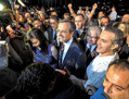 Athènes, le 17 juin, après l’annonce officielle de la victoire, le chef du parti la Nouvelle Démocratie, Antonis Samara (au centre), arrive pour une conférence de presse à l’hôtel Zappion.（Staff: ANDREAS SOLARO / 2012 AFP）  