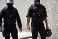 Le Groupe d’Intervention de la Police Nationale a pu maîtriser le preneur d’otage de la CIC à Toulouse le 20 juin 2012.（Stringer: AFP / 2012 AFP）  