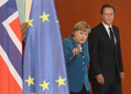 La chancelière allemande Angela Merkel et le Premier ministre britannique, David Cameron (à droite) lors d’une réunion le 7 juin à Berlin. Merkel a présenté une union bancaire européenne  comme une option pour alléger la crise actuelle de l’euro.（Staff: Sean Gallup / 2012 Getty Images）  