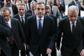 Le nouveau Premier ministre grec Antonis Samaras et le ministre des Affaires étrangères Dimitris Avramopoulos (à droite) arrivent au parlement grec pour la première réunion du cabinet le 21 juin 2012, accompagnés des ministres nouvellement nommés et de la sécurité.（攝影: LOUISA GOULIAMAKI / 2012 AFP）  