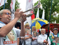La Haute Cour ayant reporté l’audience du 26 juin, les partisans de l’ancien Premier ministre Iulia Timochenko manifestent en face du tribunal ce même jour.（攝影: SERGEI SUPINSKY / 2012 AFP）  