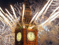 Les feux d’artifices illuminent le ciel londoniens et le Big Ben à minuit, le 1er janvier 2012.（Staff: Dan Kitwood / 2012 Getty Images）  