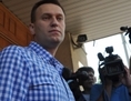 12 juin 2012, le blogueur russe anticorruption Alexei Navalny à l’entrée du bureau de la Commission d’enquête fédérale à Moscou. (Andrey Smirnov/AFP/Getty Images)
