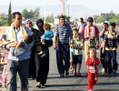 22 juillet 2012, des réfugiés syriens quittent le camp de la ville de Kilis (fait de maisons-conteneurs) en Turquie, à la frontière syrienne, après des affrontements avec la police, suite à une manifestations pour dénoncer leurs conditions de vie. (Adem Altan/AFP/Getty Images)