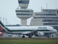 Alitalia était en pourparlers pour reprendre le budget de la compagnie aérienne Wind Jet, mais l’affaire s’est effondrée vendredi. Sur la photographie, un avion Alitalia stationnant sur le tarmac de l’aéroport de Tegel, le 22 septembre 2011 à Berlin. (Patrik Stollarz/AFP/GettyImages)