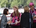 Le 4 août 2012 à Londres, u00abl’équipe des Ambassadeurs de Londres» fournissant des cartes du centre-ville et aidant à répondre aux questions des touristes sur la rive sud. (Oli Scarff/GettyImages)