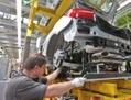 Un employé travaille sur la Nouvelle Classe A à l’usine Mercedes de Rastatt, en Allemagne, le 16 juillet. Les chiffres allemands de production industrielle publiés la semaine dernière sont en dessous des attentes, renforçant les doutes concernant la santé actuelle de la zone euro. (Thomas Niedermueller/GettyImages)