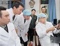 Wang Lijun (à droite) dans son laboratoire de la ville de Jinzhou. Wang fait l’objet d’une enquête par le Parti communiste pour avoir tenté de faire défection au consulat américain de Chengdu. (Gracieuseté de la WOIPFG)
 