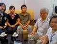 Chung Ting-pang (troisième à gauche) assis avec sa famille après sa libération. (Taiwanese Straits Exchange Foundation)