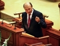 Le président roumain Traian Basescu s’apprête à prononcer un discours devant le Parlement roumain, le 6 juillet, à Bucarest. (Andrei Pungovschi/AFP/Getty Images)