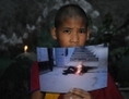 Un moine tibétain en exil tient une photo de Tamdin Thar, âgé de 50 ans, qui s’est donné la mort par immolation. Lundi dernier, deux autres jeunes tibétains se sont immolés en Chine pour protester contre la répression des pratiques culturelles tibétaines par les communistes chinois, portant à 51 le nombre d’auto- immolations depuis 2009. (Strdel/AFP/GettyImages)